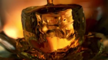 Süper Yavaş Hareket Detaylı Vuruşu. Buzlu Viski 'nin Buzlu Küpü' nde 300 metrede. Yüksek Hız Sinema Kamerası, 4K.