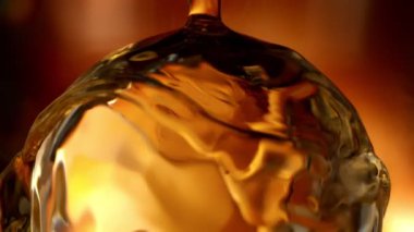 Süper Yavaş Hareket Detay Çekimi. Buzlu Küre 'ye 1000 fps' de viski dök. Yüksek Hız Sinema Kamerası, 4K.