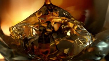 Süper Yavaş Çekim Detaylı Viski Mükemmel Buzlu Buzlar 'da 300 metrede. Yüksek Hız Sinema Kamerası, 4K.