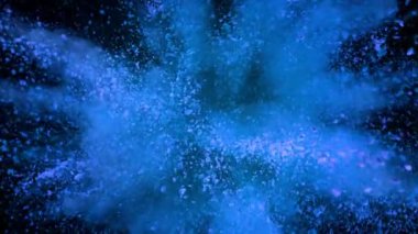 Süper Yavaş Çekim Mavi Toz Patlaması Kara Arkaplan 'da 300 fite ayarlandı. Yüksek hızlı sinema kamerasıyla çekildi, 4K.