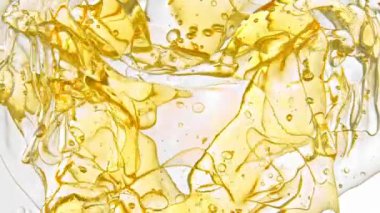 Süper Yavaş Çekim Altın Yağ Beyaz Arkaplanda Suyun İçinde Akıyor... 1000fps. Yüksek Hız Sinema Kamerası, 4K.