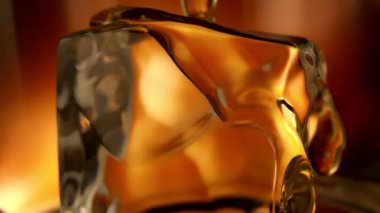 Süper Yavaş Hareket Detaylı Vuruşu. Buzlu Viski 'nin Buzlu Küpü' nde 300 metrede. Yüksek Hız Sinema Kamerası, 4K.