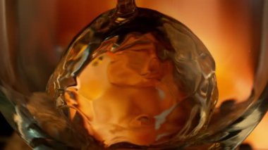 Süper Yavaş Hareket Detay Çekimi. Buzlu Küre 'ye 1000 fps' de viski dök. Yüksek Hız Sinema Kamerası, 4K.