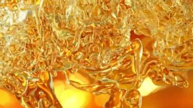 Süper Yavaş Çekim Altın Yağ Suyu 'nun 1000fps hızında akışı. Yüksek Hız Sinema Kamerası, 4K.