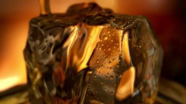 Süper Yavaş Hareket Detaylı Vuruşu. Buzlu Viski 'nin Buzlu Küpü' nde 300 metrede. Yüksek Hız Sinema Kamerası, 4K.