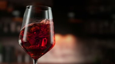 Süper Yavaş Hareketli Detaylı Dönen Kırmızı Şarap Şarabı 300 metrede. Yüksek Hız Sinema Kamerası, 4K.
