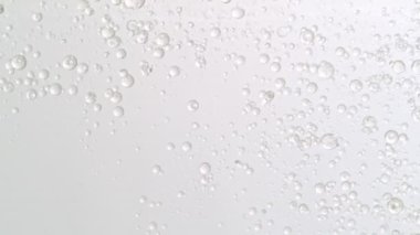 Süper Yavaş Çekim Petrol Baloncukları Beyaz Üzerine Su Akıyor 1000fps. Yüksek Hız Sinema Kamerası, 4K.