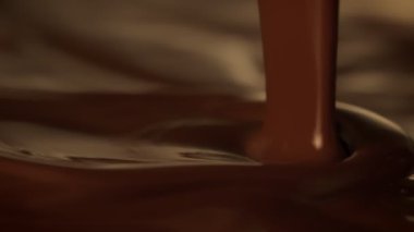 Süper Yavaş Hareket Detaylı Atış: Eritilmiş Çikolata, 1000fps 'de. Yüksek Hız Sinema Kamerası, 4K.