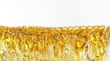 Su Sıçratma Yağının Süper Yavaş Çekimi Beyaz Arkaplan 'da izole edildi. Yüksek Hız Sinema Kamerası, 4K.