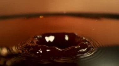 Mükemmel İki Senkronize Damla 'nın Süper Yavaş Çekimi. Kahveye 1000 fite düşüyor. Yüksek Hız Sinema Kamerası, 4k.