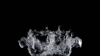 Süper Yavaş Çekim Su Sıçratma Kara Arkaplan 'da izole edildi. Yüksek Hız Sinema Kamerası, 4K.