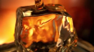Süper Yavaş Hareket Detaylı Vuruşu. Buzlu Viski 'nin Buzlu Küpü' nde 300 metrede. Yüksek Hız Sinema Kamerası, 4K.