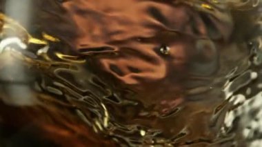 Süper Yavaş Hareketli Makro Şat, Dönen Beyaz Şarap Camda, 300 metre yükseklikte. Yüksek Hız Sinema Kamerası, 4K.