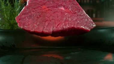 Süper Yavaş Çekim Çiğ Et Atışı 1000fps 'te Alevli Pan' a atıldı. Yüksek Hız Sinema Kamerası, 4K.