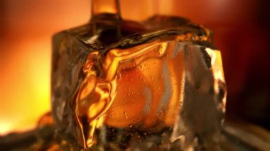 Süper Yavaş Hareket Detaylı Vuruşu. Buzlu Viski 'nin Buzlu Küpü' nde 300 metrede. Yüksek Hız Sinema Kamerası, 4K.