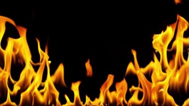 Ateş Alevlerinin Süper Yavaş Çekimi Kara Arkaplan 'da izole edildi. 4K 'de yüksek hızlı sinema kamerasıyla çekilmiş..