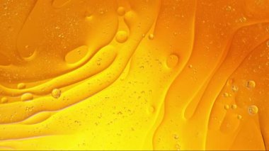 Süper Yavaş Çekim Altın Yağ Suyu 'nun 1000fps hızında akışı. Yüksek Hız Sinema Kamerası, 4K.