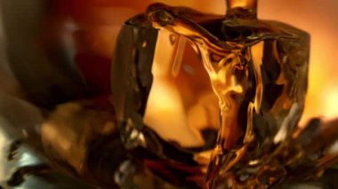 Süper Yavaş Hareket Detaylı Vuruşu. Buzlu Viski 'nin Buzlu Küpü' nde 300 metrede. Yüksek Hız Sinema Kamerası, 4K.