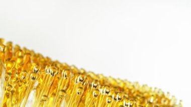 Su Sıçratma Yağının Süper Yavaş Çekimi Beyaz Arkaplan 'da izole edildi. Yüksek Hız Sinema Kamerası, 4K.