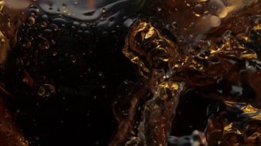 Suya Altın Yağ Sıçratmanın Süper Yavaş Çekimi, 1000fps. Yüksek Hız Sinema Kamerası, 4K.