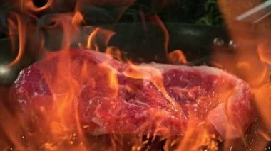 Süper Yavaş Çekim Çiğ Biftek Atışı 1000fps 'te Alevli Pan' a atıldı. Yüksek Hız Sinema Kamerası, 4K.