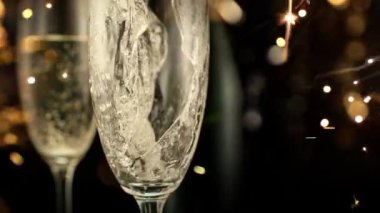 Süper Yavaş Çekim Şampanyayı Şenlikli Işıltı Arkaplanına dök, 1000 fps. Yüksek Hız Sinema Kamerası, 4K.