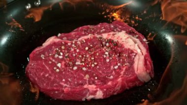 Süper Yavaş Çekim Çiğ Biftek Atışı 1000fps 'te Alevli Pan' a atıldı. Yüksek Hız Sinema Kamerası, 4K.