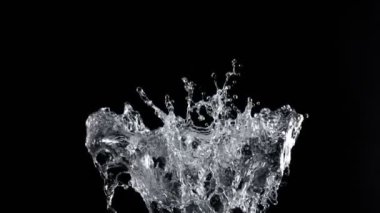 Süper Yavaş Çekim Su Sıçratma Kara Arkaplan 'da izole edildi. Yüksek Hız Sinema Kamerası, 4K.