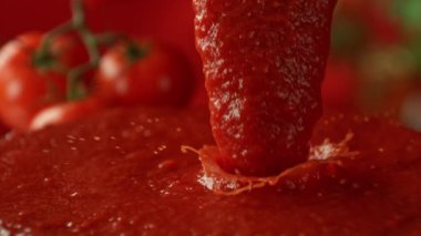 Super Slow Motion shot 'ı Taze Domates püresi dökme ve sıçratma sahnesi 300 metre yükseklikte. Yüksek Hız Sinema Kamerası, 4k.