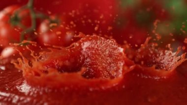 Taze Domates Düşüşü ve Sosa Sıçrayışı 'nın Süper Yavaş Çekimi. Yüksek Hız Sinema Kamerası, 4k.