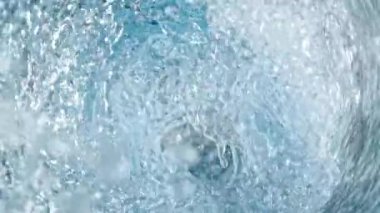 Süper Yavaş Hareketli Su Çekimi, Cam Şişe 'de 180 metrede dönüyor. Yüksek Hız Sinema Kamerası, 4k.