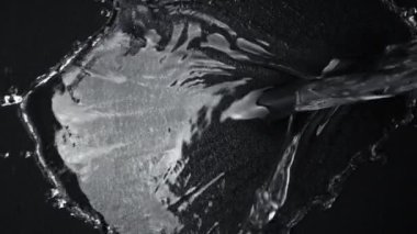 Süper Yavaş Hareket Detaylı Su Sıçratma Suyu Su geçirmez Siyah Kumaş 300 fit yükseklikte. Yüksek hızlı sinema kamerasıyla çekildi, 4K.