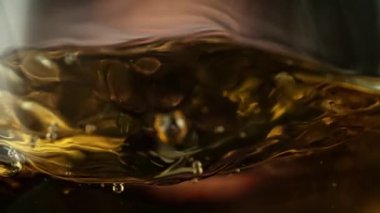 Süper Yavaş Hareketli Makro Şat, Dönen Beyaz Şarap Camda, 300 metre yükseklikte. Yüksek Hız Sinema Kamerası, 4K.