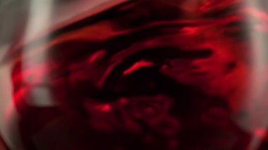 Süper Yavaş Çekim Makro Şat, Dönen Kırmızı Şarap Camda, 1000fps. Yüksek Hız Sinema Kamerası, 4K.