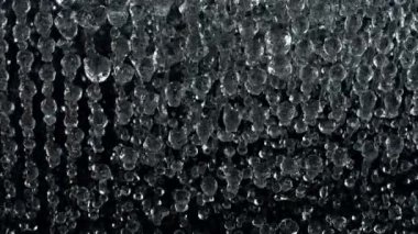 Su Damlalarının Süper Yavaş Çekimi Kara Arkaplan 'da izole edilmiş bir şekilde uçuyor, 1000 fps. Yüksek Hız Sinema Kamerası, 4K.