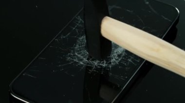 Çekiç Kıran Cep Telefonu Cam Çekiminin Süper Yavaş Çekimi. Yüksek Hız Sinema Kamerası, 4K.