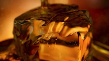 Süper Yavaş Hareket Detaylı Vuruşu. Buzlu Viski 'nin Buzlu Küpü' nde 300 metrede. Yüksek Hız Sinema Kamerası, 4K.