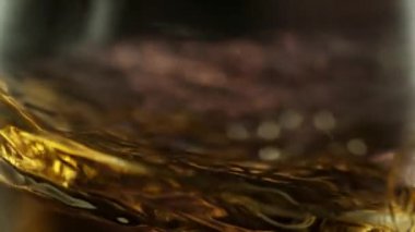 Süper Yavaş Hareketli Makro Şat, Dönen Beyaz Şarap Camda, 300 metre yükseklikte. Yüksek Hız Sinema Kamerası, 4K.