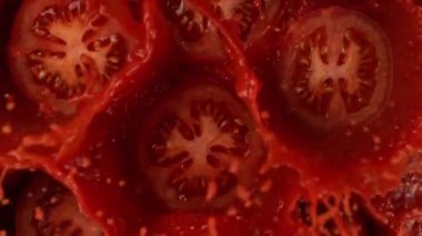 Domates Kesikleri 'nin Süper Yavaş Çekimi 300 metrede sosa dökülüp sıçrıyor. Yüksek Hız Sinema Kamerası, 4k.