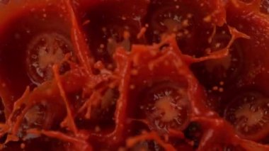 Domates Kesikleri 'nin Süper Yavaş Çekimi 300 metrede sosa dökülüp sıçrıyor. Yüksek Hız Sinema Kamerası, 4k.