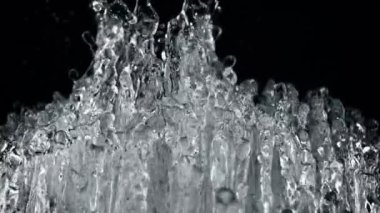 Uçan Suyun Süper Yavaş Çekimi Kara Arkaplan 'da izole edildi, 1000 fps. Yüksek Hız Sinema Kamerası, 4K.