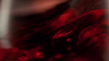 Süper Yavaş Çekim Makro Şat, Dönen Kırmızı Şarap Camda, 1000fps. Yüksek Hız Sinema Kamerası, 4K.