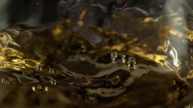 Süper Yavaş Hareketli Makro Şat, Dönen Beyaz Şarap Camda, 300 metre yükseklikte. Yüksek Hız Sinema Kamerası, 4K.