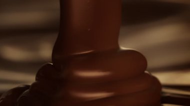 Süper Yavaş Hareket Detaylı Atış: Eritilmiş Çikolata, 1000fps 'de. Yüksek Hız Sinema Kamerası, 4K.