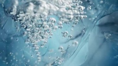 Kristal berrak suda 300 metrede Süper Yavaş Çekim Buz ve Hava Baloncukları. Yüksek Hız Sinema Kamerası, 4K.