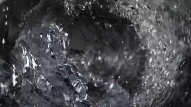 Süper Yavaş Hareketli Su Çekimi, Cam Şişe 'de 180 metrede dönüyor. Yüksek Hız Sinema Kamerası, 4k.