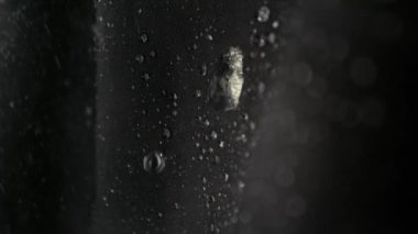 Süper Yavaş Hareket Detaylı Su Çekimi Su geçirmez Siyah Kumaş 'ın üstüne 300 fite düştü. Yüksek hızlı sinema kamerasıyla çekildi, 4K.