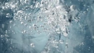 Kristal berrak suda 300 metrede Süper Yavaş Çekim Buz ve Hava Baloncukları. Yüksek Hız Sinema Kamerası, 4K.