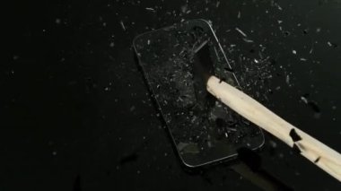 Çekiç Kıran Cep Telefonu Cam Çekiminin Süper Yavaş Çekimi. Yüksek Hız Sinema Kamerası, 4K.