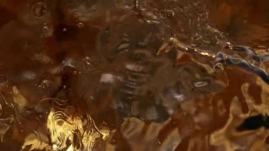 Suda Dalgalanan Yağ Çekiminin Süper Yavaş Çekimi. Yüksek Hız Sinema Kamerası, 4K.